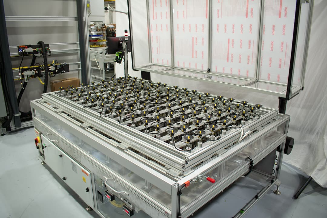 Mechanical load test system for photovoltaic module durability